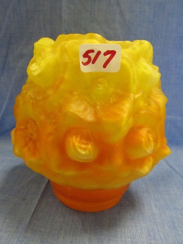 Nice blown out roses screw down almp shade. Consol: Nice blown out roses screw down lamp shade. Consolidated? Pairpoint?