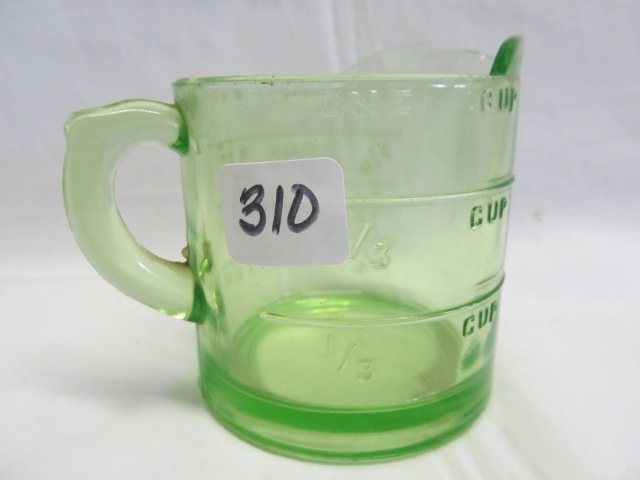Green Measuring Cup: Green Measuring Cup