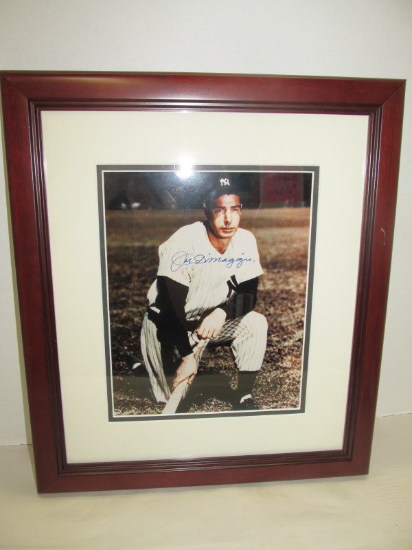 SPORTS MEMORABILIA ~ Framed & Matted Color Photo of Joe: SPORTS MEMORABILIA ~ Framed & Matted Color Photo of Joe DiMaggio Kneeling