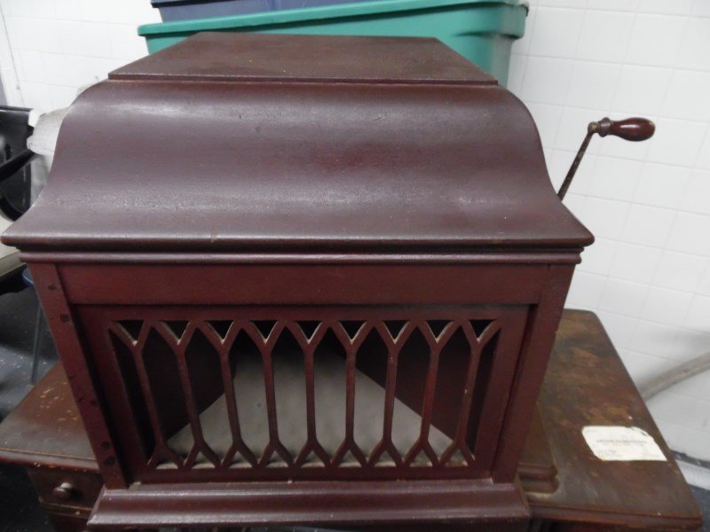 Antique Hand Crank Phonograph (1 of 6)