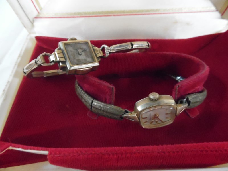 Lot of 2 Vintage Bulova Watches: Lot of 2 Vintage Bulova Watches