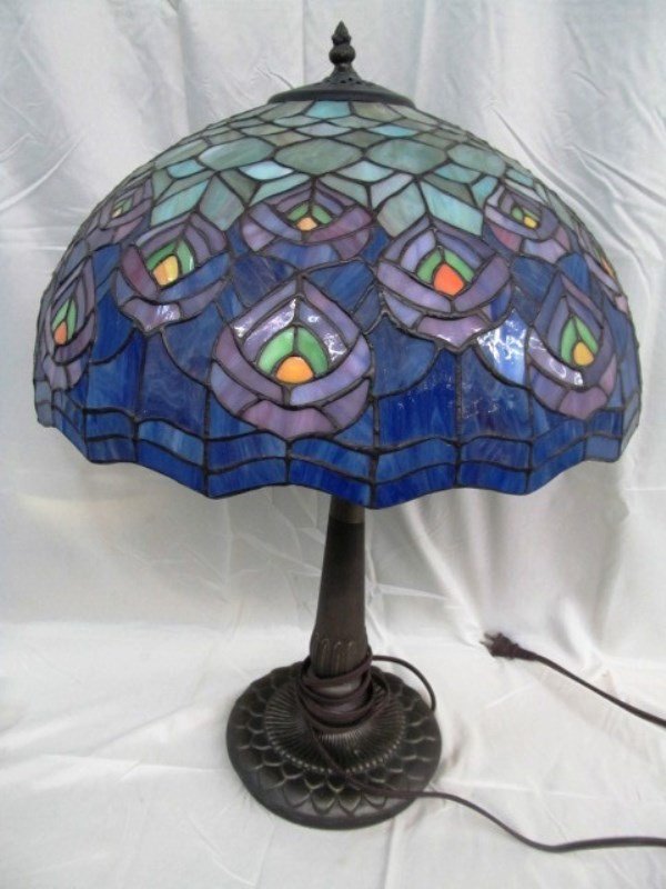 Stained Glass Tiffany Style Lamp: Stained Glass Tiffany Style Lamp