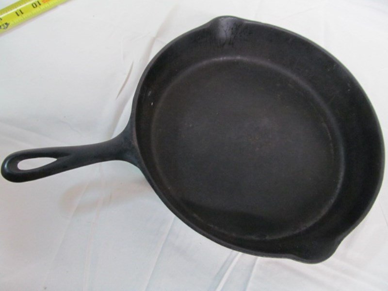 Vintage No. 8 10 1/2" Cast Iron Skillet (1 of 4)