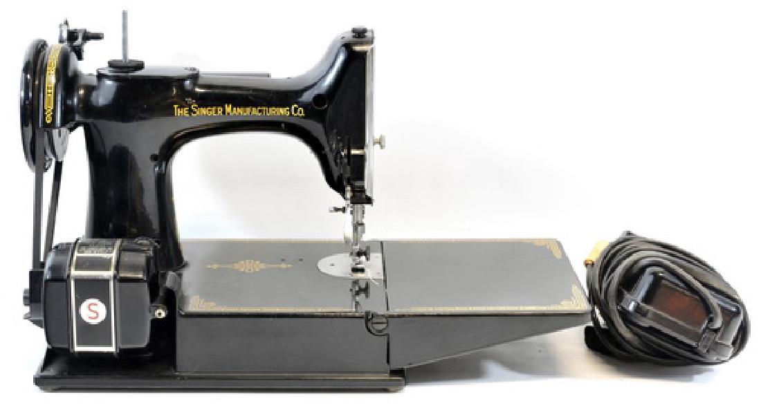 Vintage Singer Sewing Machine: Singer Featherweight sewing machine in case