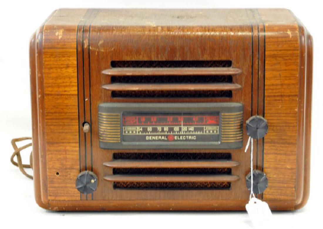 Two radios Sparton, General Electric: Sparton Made In Jackson Michigan 13 X 9 X 7 And A General Electric Standard 13 X 9 X 7.