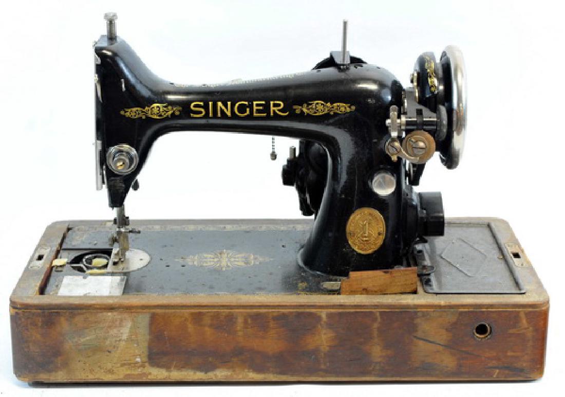 Antique Singer Sewing Machine: In Oak Case