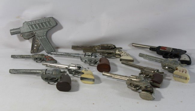 Lot with 10 toy guns, cap guns, pistols etc.: Lot with 10 toy guns, cap guns, pistols etc.