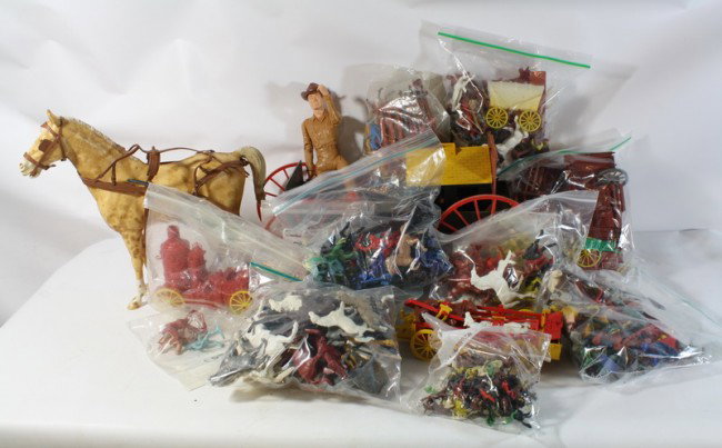 Large box of cowboy and indian figures: Large box of cowboy and indian figures
