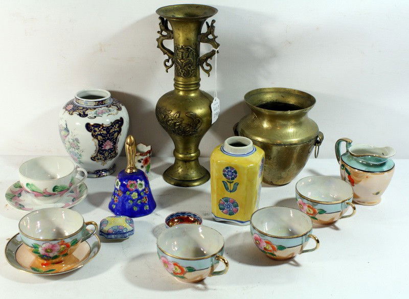 Large lot of oriental china and brass vases, tea c: Large lot of oriental china and brass vases, tea cups, saucers etc.