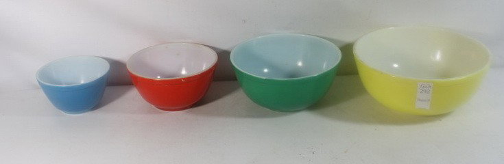 Nest of 4 Pyrex Bowls: Nest of 4 Pyrex Bowls