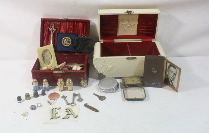 Misc. lot with jewelry boxes, thimbles misc. item: Misc. lot with jewelry boxes, thimbles misc. items
