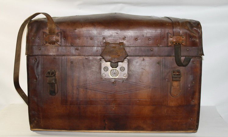 Leather trunk: Leather trunk