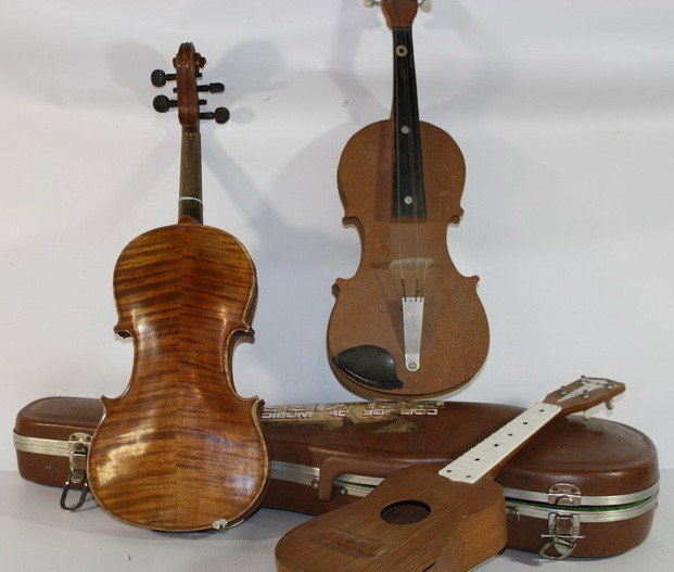 3 piece lot to include violin in case and two misc: 3 piece lot to include violin in case and two misc instrument pieces.