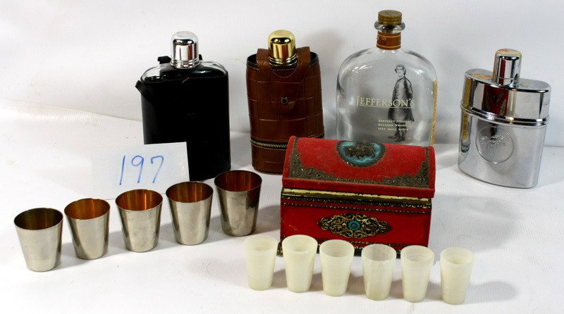Lot with collectible flasks and shot glasses: Lot with collectible flasks and shot glasses