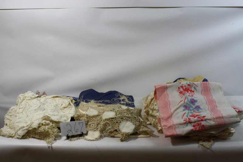 Linen Lot with sating cloths: Linen Lot with sating cloths