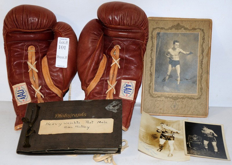 Lot with Boxing photos and old boxing gloves: Lot with Boxing photos and old boxing gloves