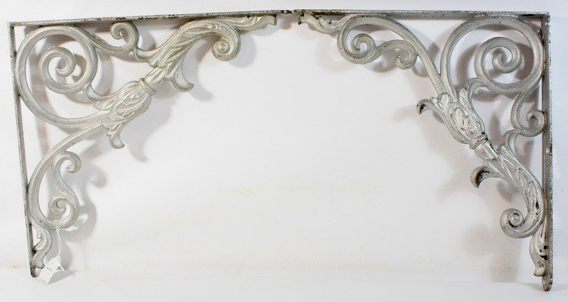 Pair of iron wall brackets: Pair of iron wall brackets