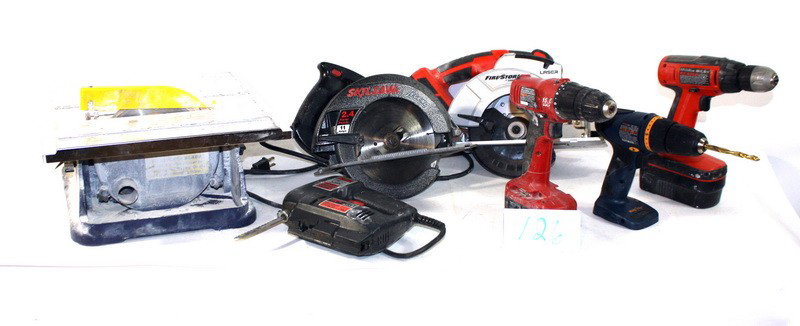 Tool lot with small table saw, skilsaws and more: Tool lot with small table saw, skilsaws and more