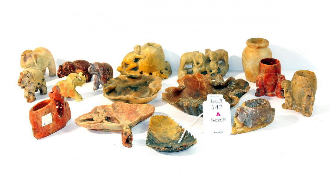 Lot of 17 pieces of soapstone: Lot of 17 pieces of soapstone