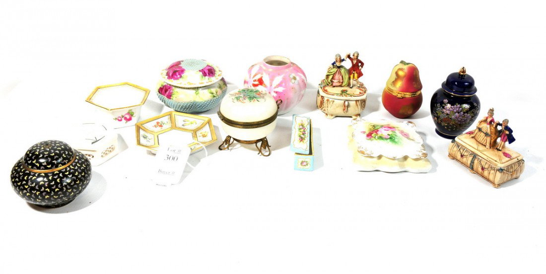 Lot of dresser and trinket boxes: Lot of dresser and trinket boxes