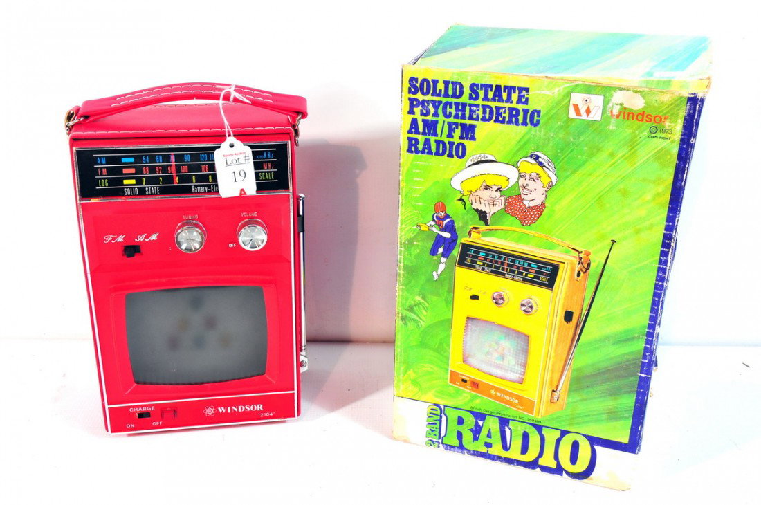 Solid State Psychedelic AM/FM Radio Upright leathe: Solid State Psychedelic AM/FM Radio Upright leatherette cabinet with matching shoulder strap