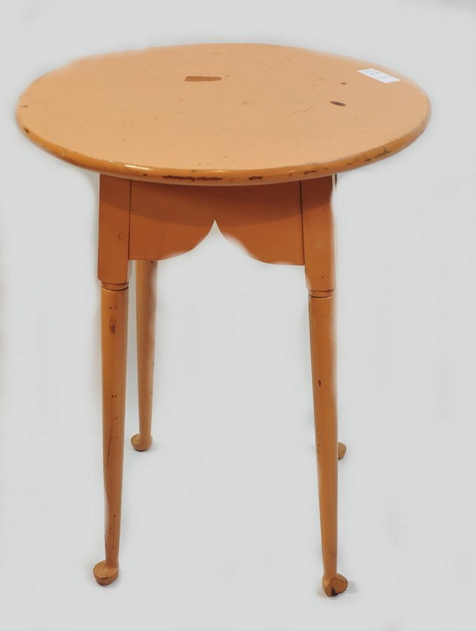 26" Pine painted lamp stand: 26" Pine painted lamp stand