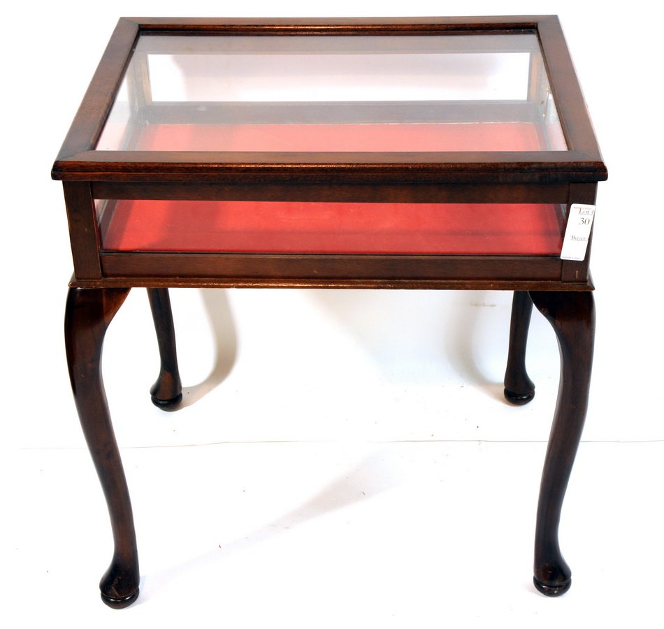 Mahogany lift top showcase/stand 24x23: Mahogany lift top showcase/stand 24x23