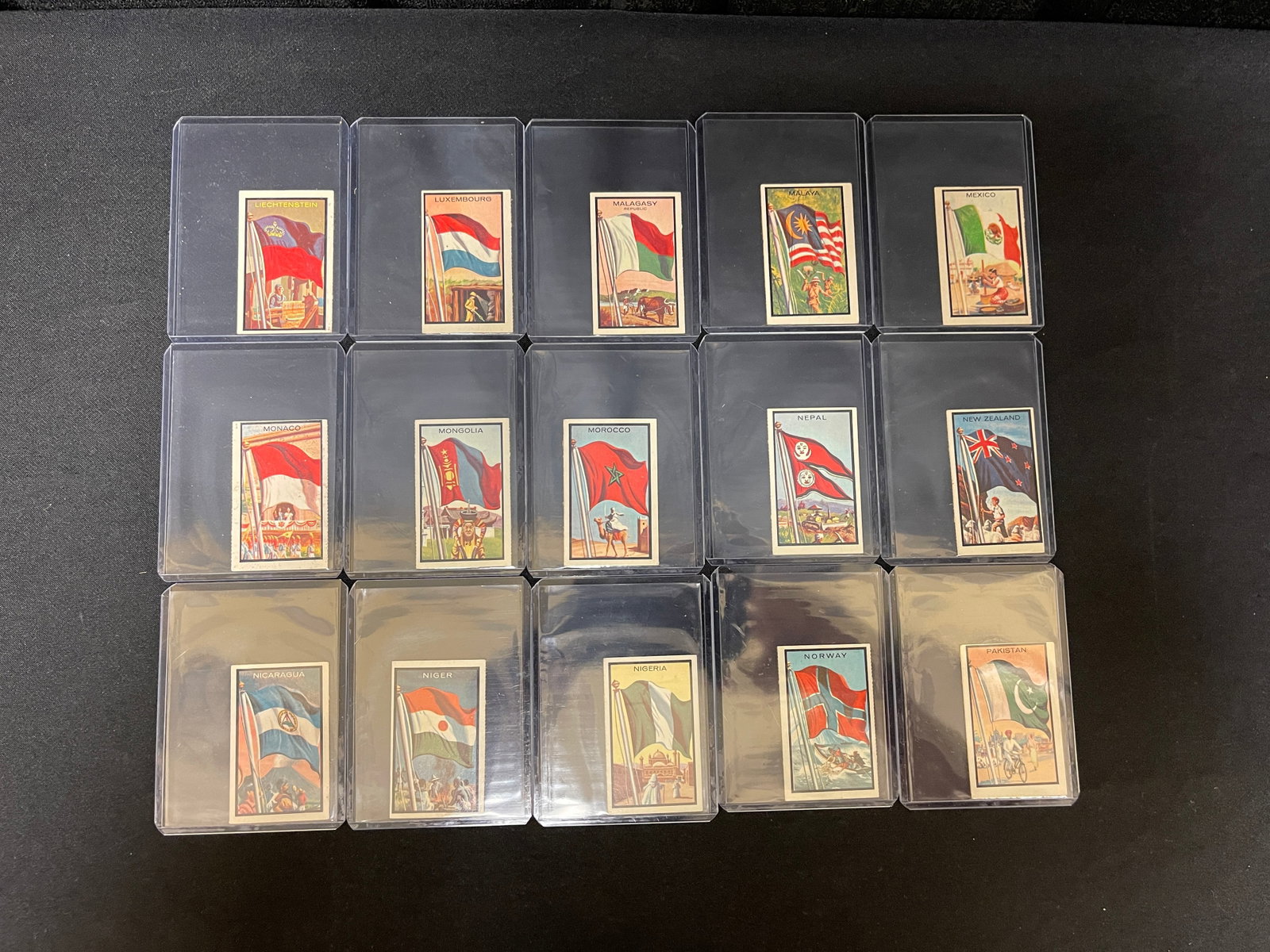 (25) 1963 Topps Midgee Flags Of The World Cards: (25) 1963 Topps Midgee Flags Of The World Cards
