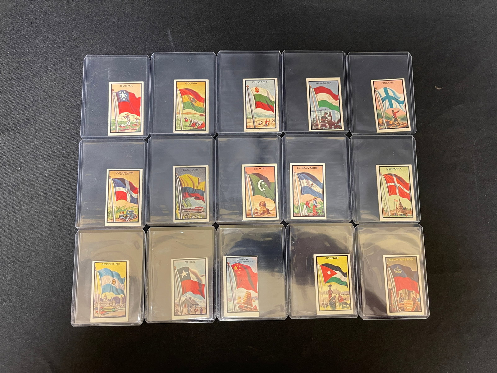 (25) 1963 Topps Midgee Flags Of The World Cards: (25) 1963 Topps Midgee Flags Of The World Cards