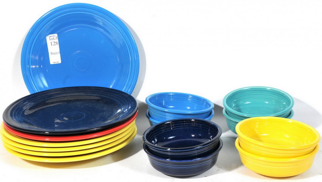 15 Piece collection of Fiestaware including dinner plat: 15 Piece collection of Fiestaware including dinner plates and bowls