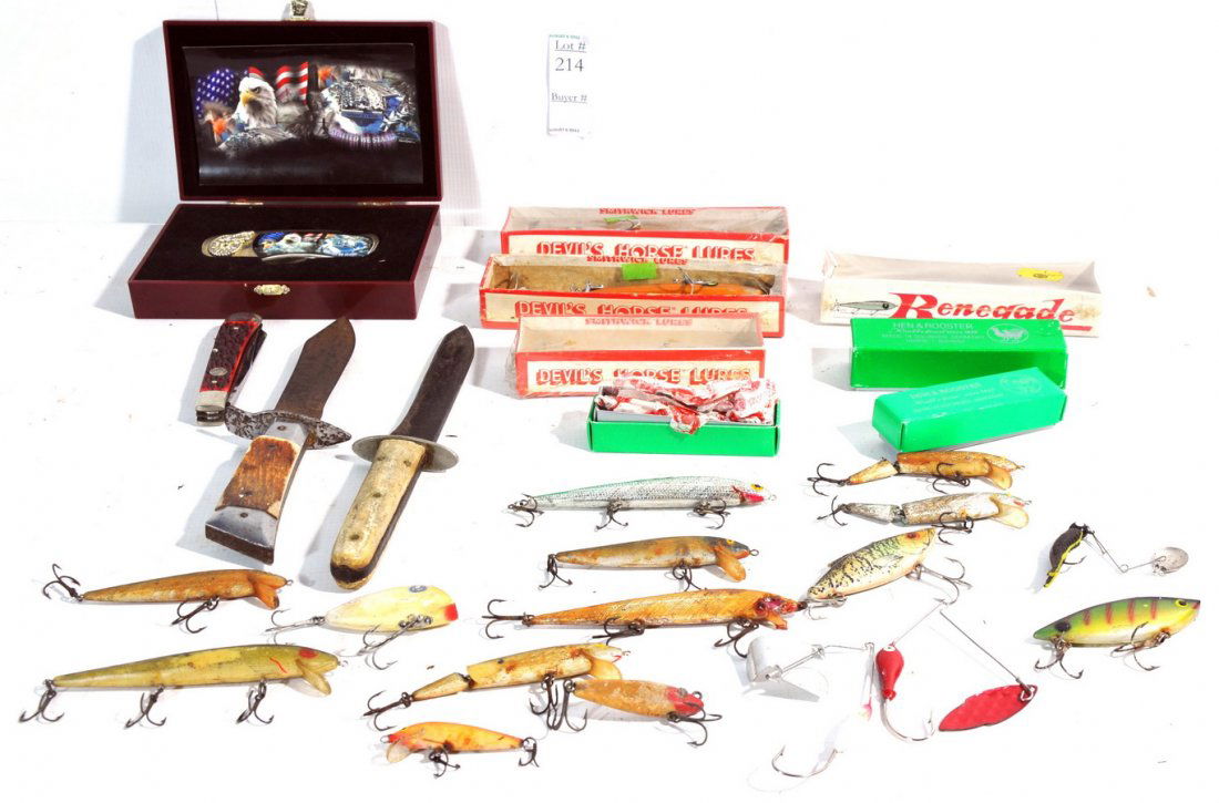 20 Fishing plugs and knives: to include: four plugs in original boxes, 5 contemporary jack knives and 2 straight knives