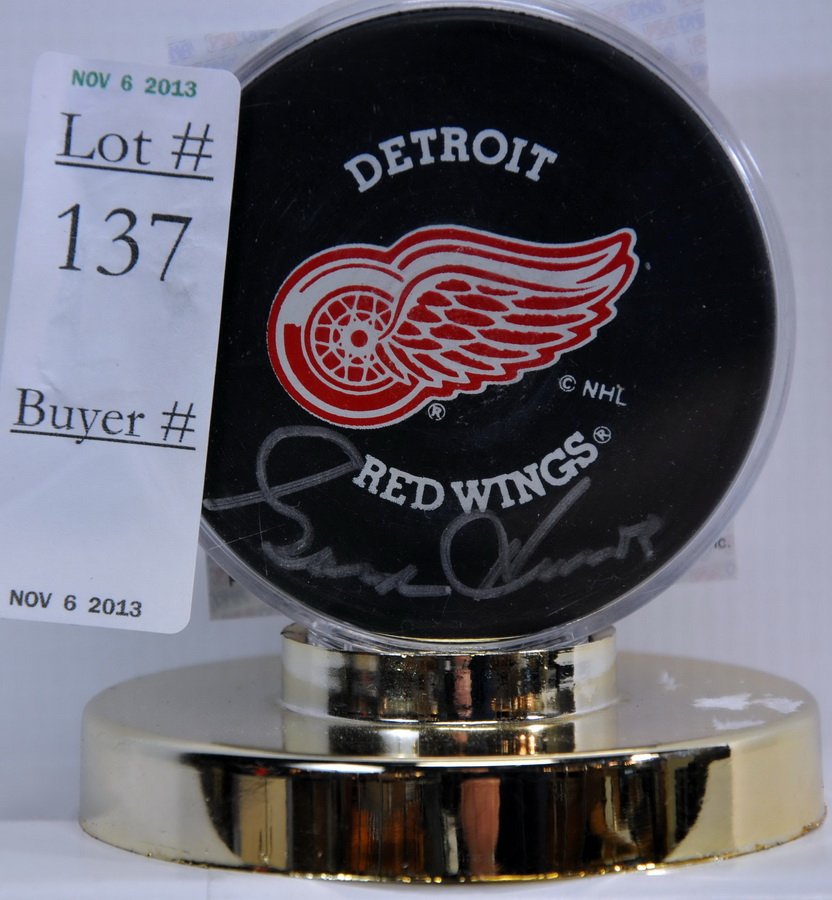 Gordie Howe Signed Puck PSA COA: Gordie Howe Signed Puck PSA COA