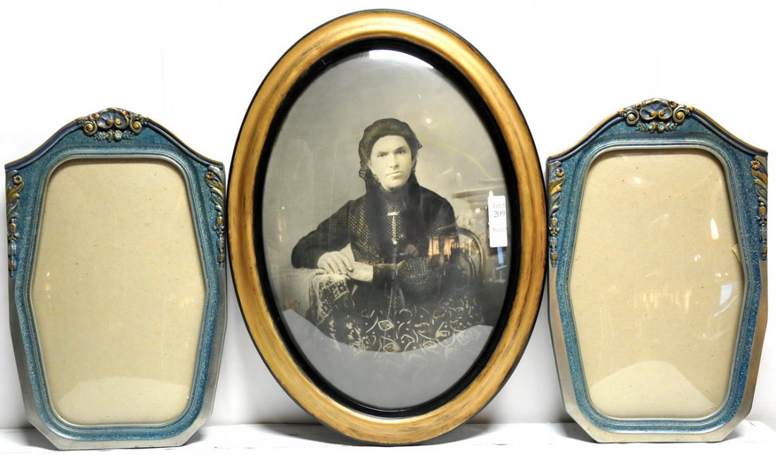 Antique bubble framed pic of grumpy old woman: Also included in this lot is two other painted bubble frames without photos. The antique frame is in excellent condition. (no idea who the woman is)