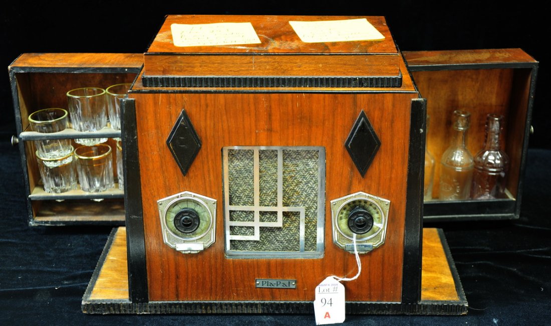 Working 1935 Pla-Pal Poker Radio Model 6524: Top opens up to hold poker chips and side cabinets contain small liquor bottles and shot glasses. Very unique and extremely rare!