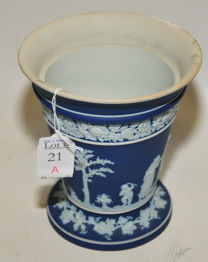 Wedgwood Jasperware 6" Vase: Wedgwood Jasperware 6" Vase