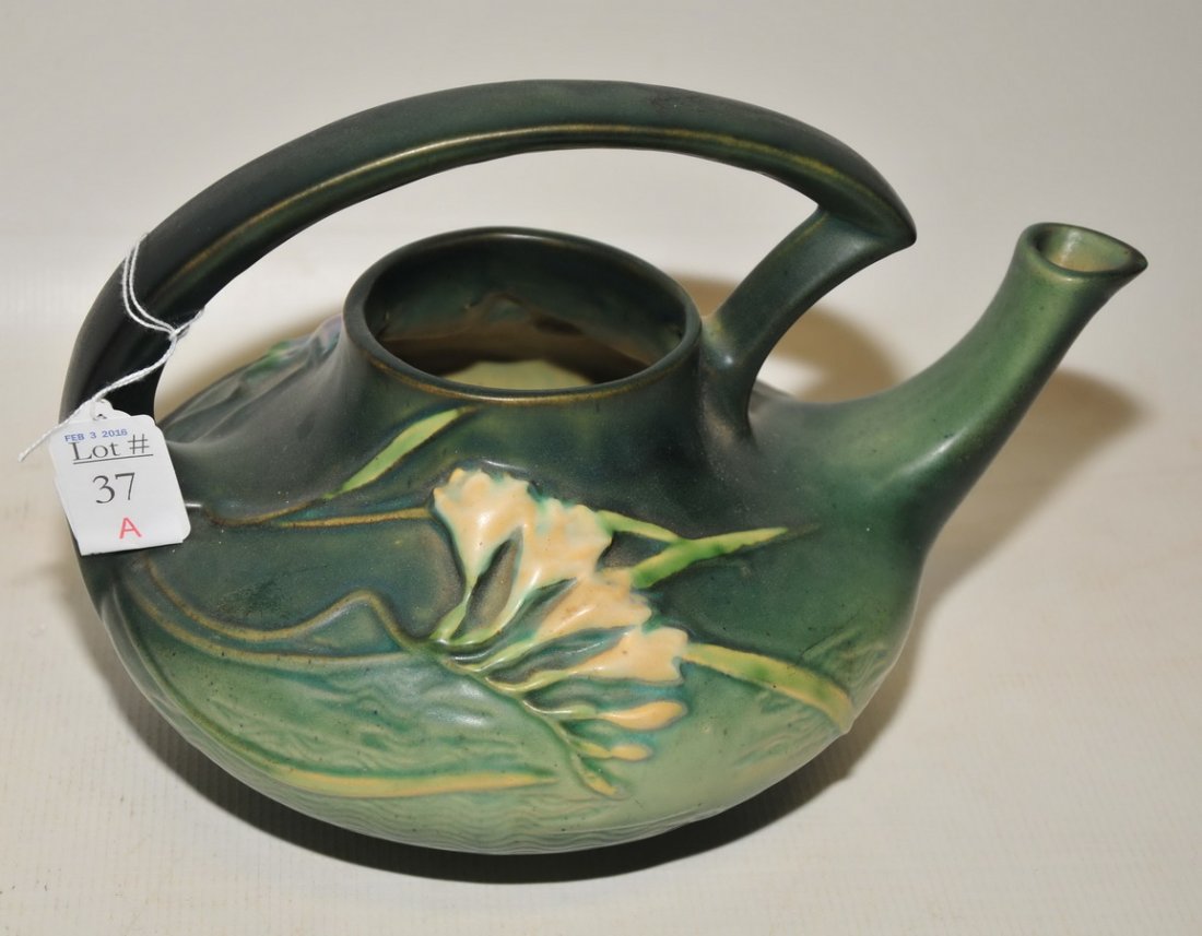 Roseville Freesia Teapot missing cover (1 of 2)