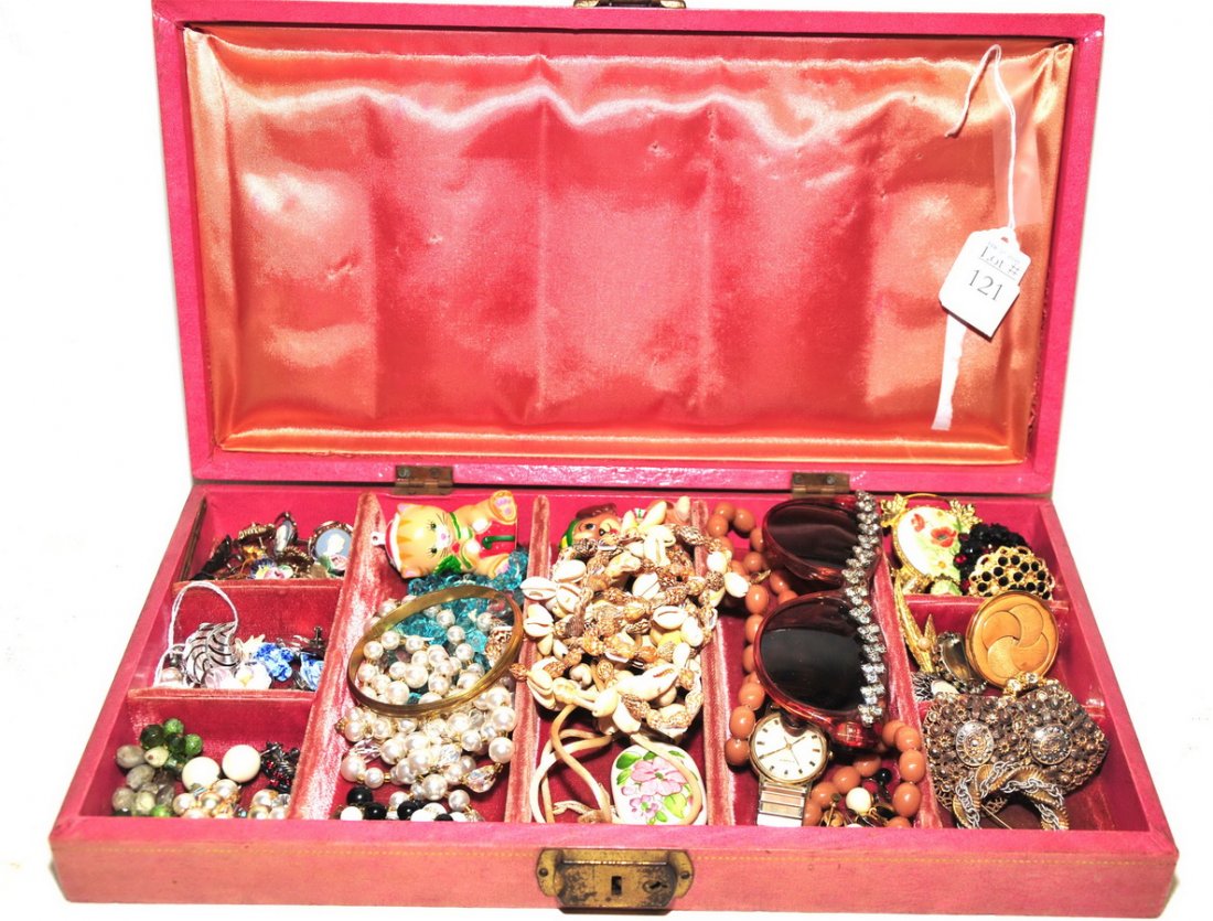 Collection of costume jewelry: to include brooches, vintage clip on earrings, sunglasses, beaded necklaces.
