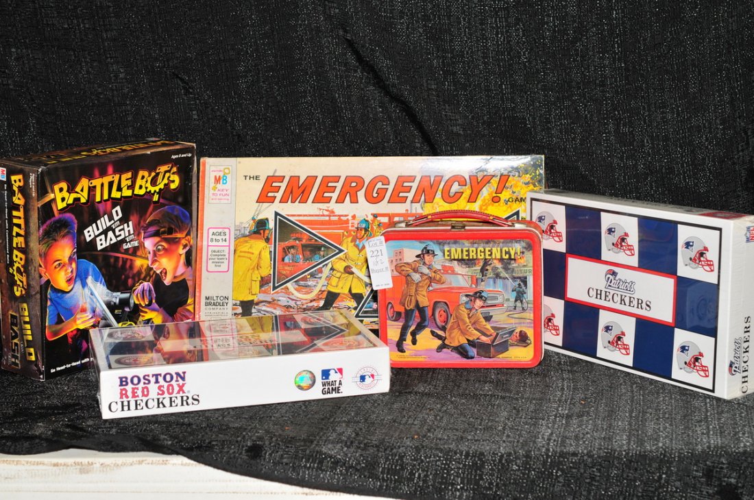 Collection of toys to include two lunch: boxes Rambo and Emergency, thermoses not included. Mario Quiz cards, wooden brain teasers, Superman bank, two King Kong figures and much more.