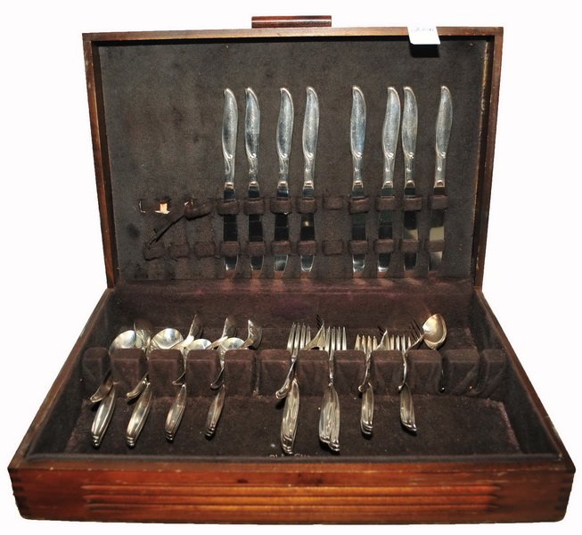 W.M. Rogers & Company Place setting for 8: W.M. Rogers & Company Place setting for 8 silver plate flatware in a nice wood bo x with "Pacific Silver Cloth" to prevents tarnishing.