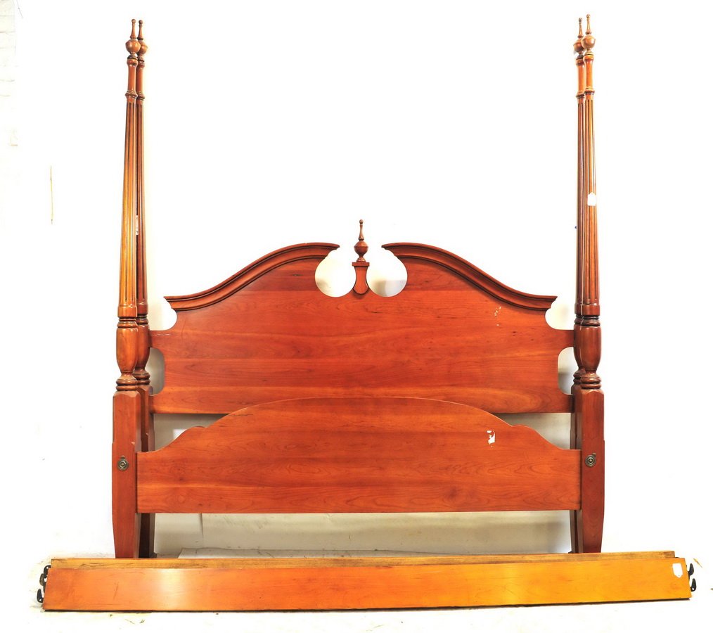 Mahogany High Post Bed Queen Sized: Mahogany High Post Bed Queen Sized "****Note this item was won in a previous sale and was never paid for, so it is being offered for sale again.