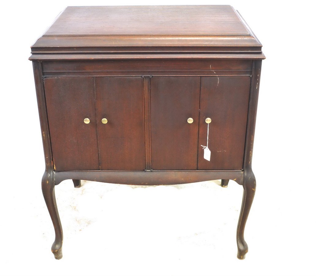 1923 Victor Victrola Talking Machine Model VV210: Serial Number 53387 In excellent working condition and includes 12 records