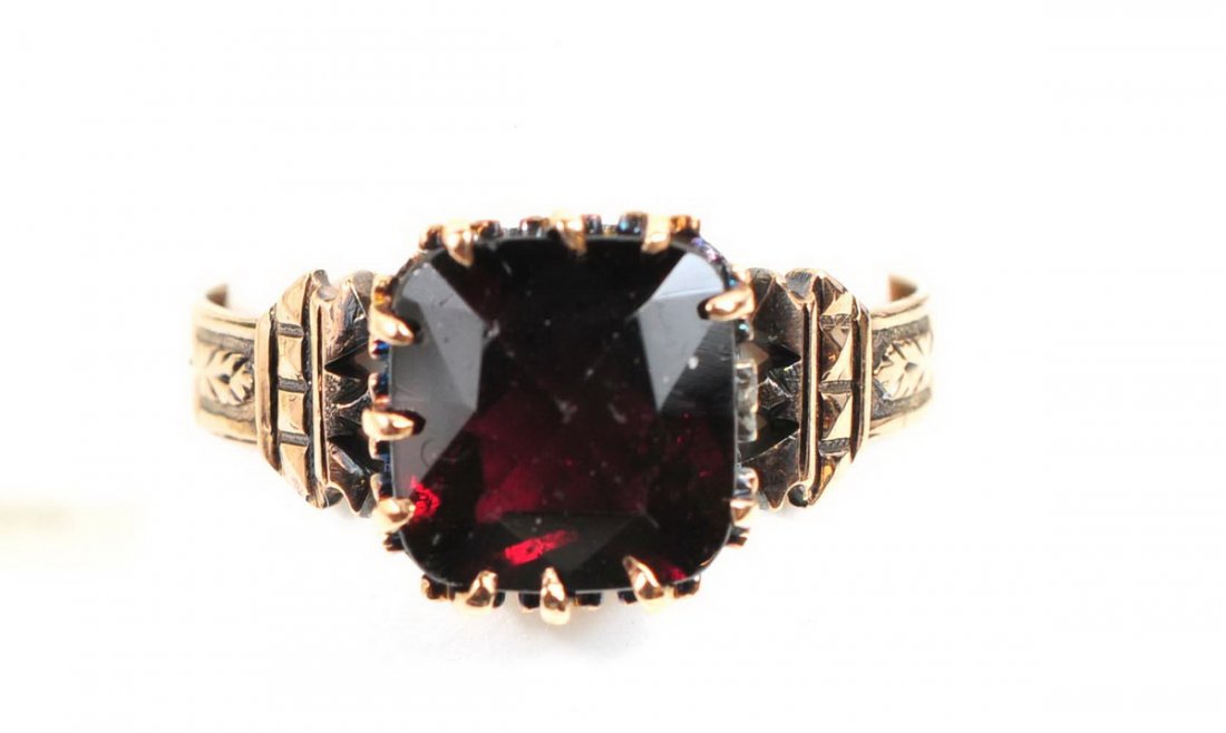 Antique Ladies Garnet 10K gold ring: Ladies antique Garnet 10K rose gold ring size 8 and weights 2.5 grams