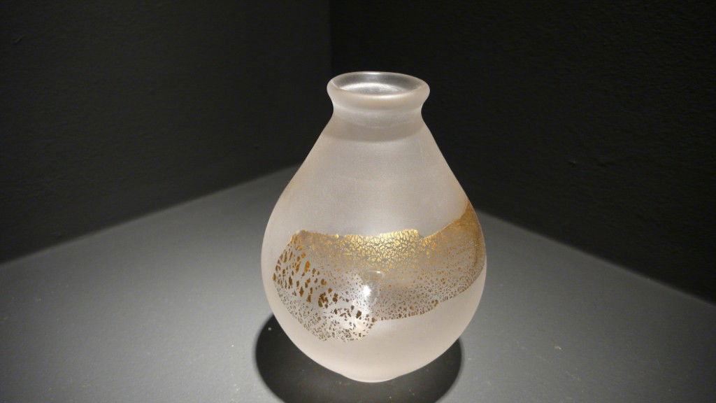Kyohei Fujita "small vessel": blown glass applied foil, labled #74 ARTIST: Kyohei Fujita YEAR: circa 1982 SIZE: 5 x 3.5 Studio glass art contemporary art glass