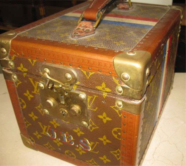 Louis Vuitton Train Case: serial #870258, in vintage condition, with interior mirrored case, 8 1/4 x 8 1/4 x 12 inches