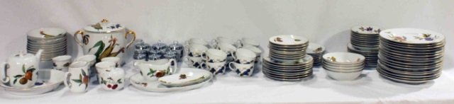 Royal Worcester Evesham Pattern Dinner Set: Service for 16 104 pieces. Fruits and vegetable. Dinner service and serving pieces.