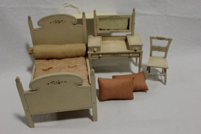 Tynietoy Dollhouse Pineapple Bedroom Set: Pineapple bed, vanity, & chair.