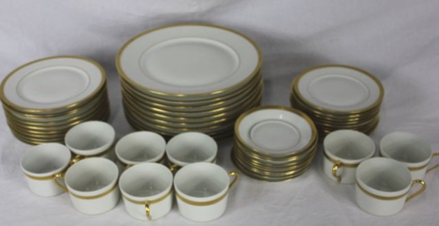 Haviland Limoges Full Dinner Service for 10: 10 dinner plates, salad plates, dessert plates, cups and saucers. Dinner plates have 10 inch diameter.