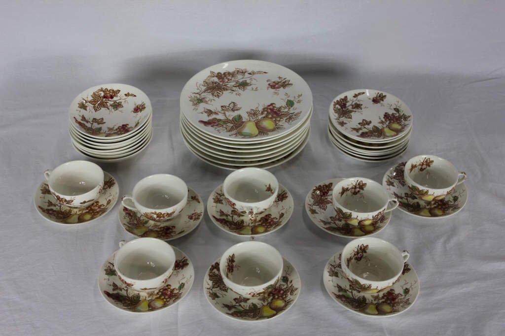 Service for 8 Mid Century Autumn Dinnerware Set: Complete service.