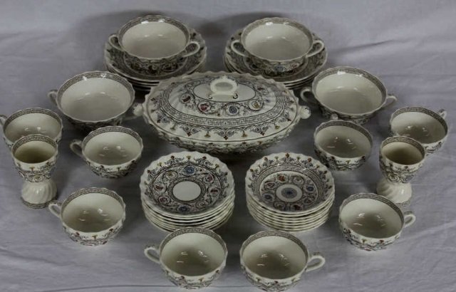 Copeland Spode Florence Pattern Dinner Service: Tureen, 8 Bowls, 8 Saucers, 8 Teacups, 6 Soup Bowls, 1 Egg Cup, 8 Soup Plates. Tureen Measures 12" x 7"