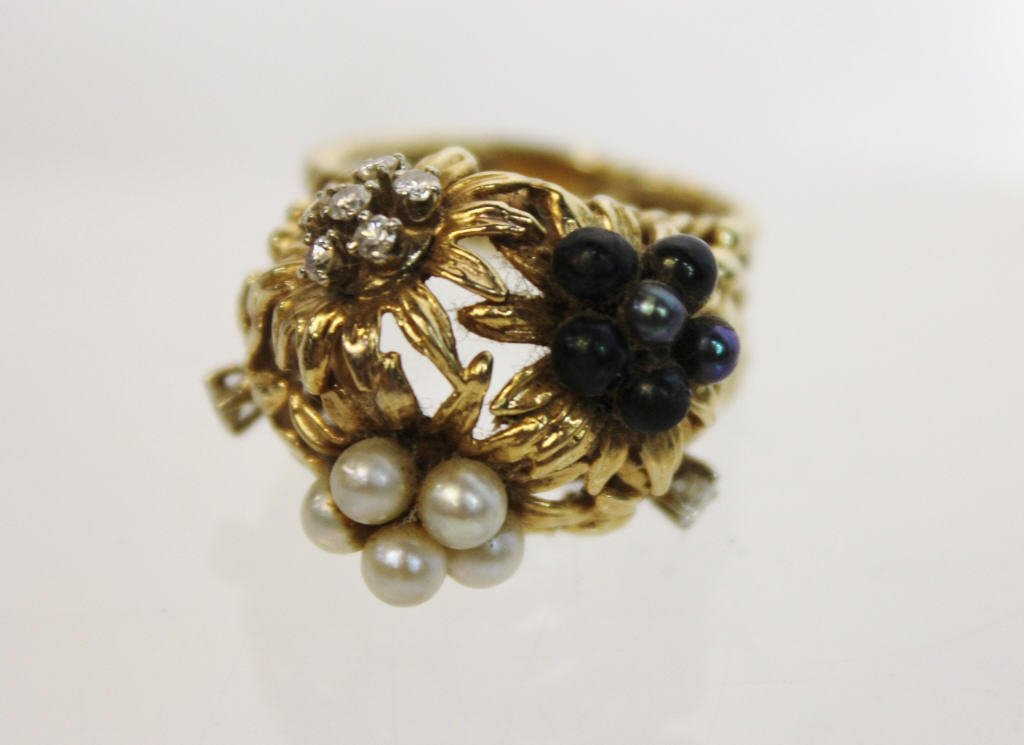 18kt Gold Ring with Diamonds/Black Pearls: 7 Diamonds, Flower Motif Band has been repaired appx. 7.50 dwt inclusive PLEASE SEE OUR TERMS AND CONDITIONS AND POLICIES CONCERNING THIS AUCTION